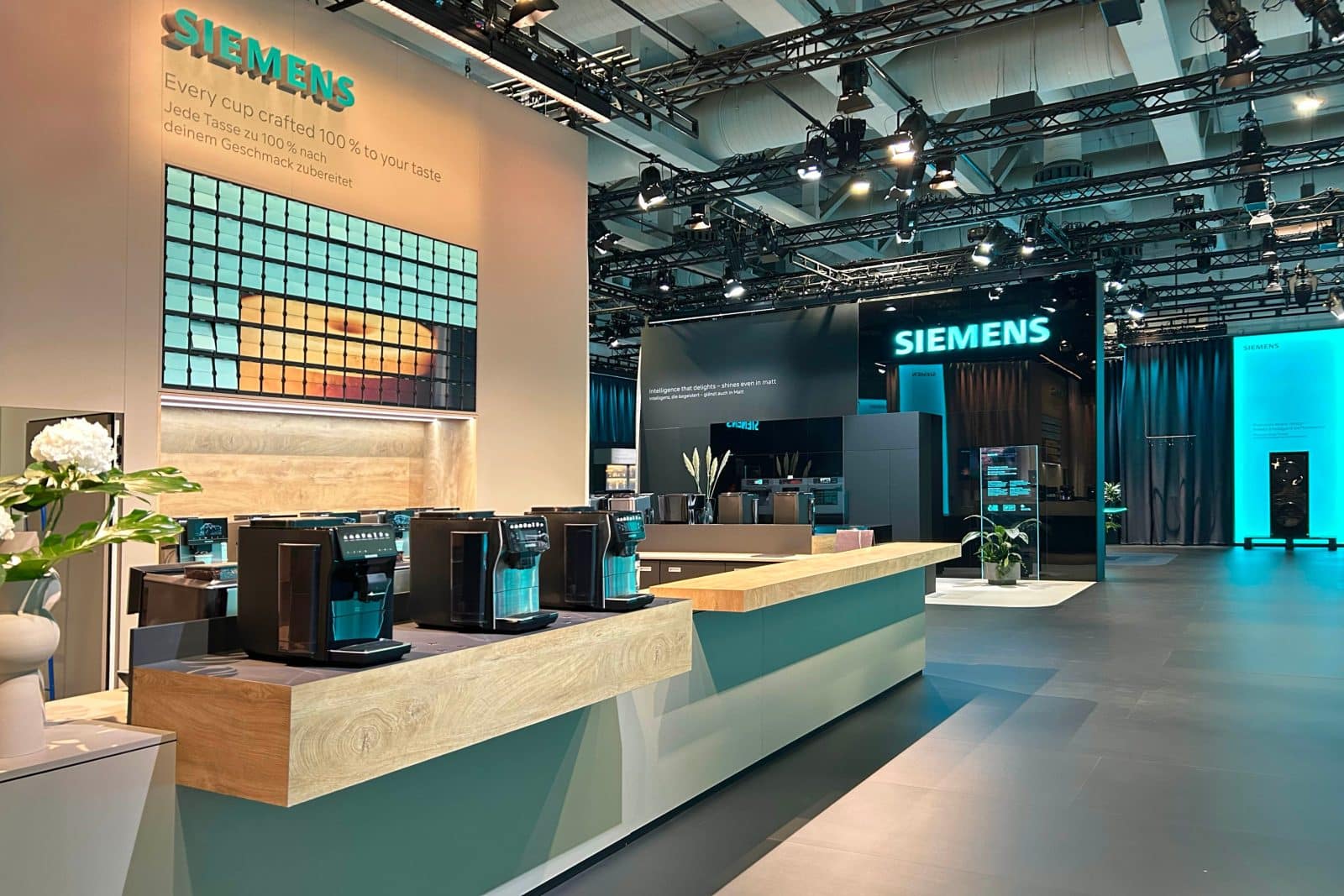 Le stand Siemens à l'IFA 2026 avec plusieurs machines à café EQ600 iAroma alignées