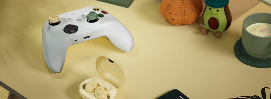 Manette Xbox avec grip Matcha, boitier des Arctis GameBuds coloris Yuzu ouvert, smartphone et decorations d'automne