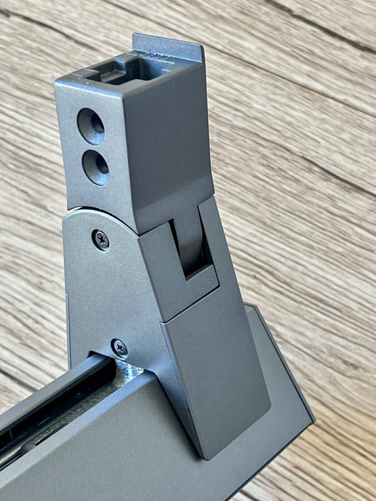 aoc-agon-pro-ag326uzd2-articulation-pied
