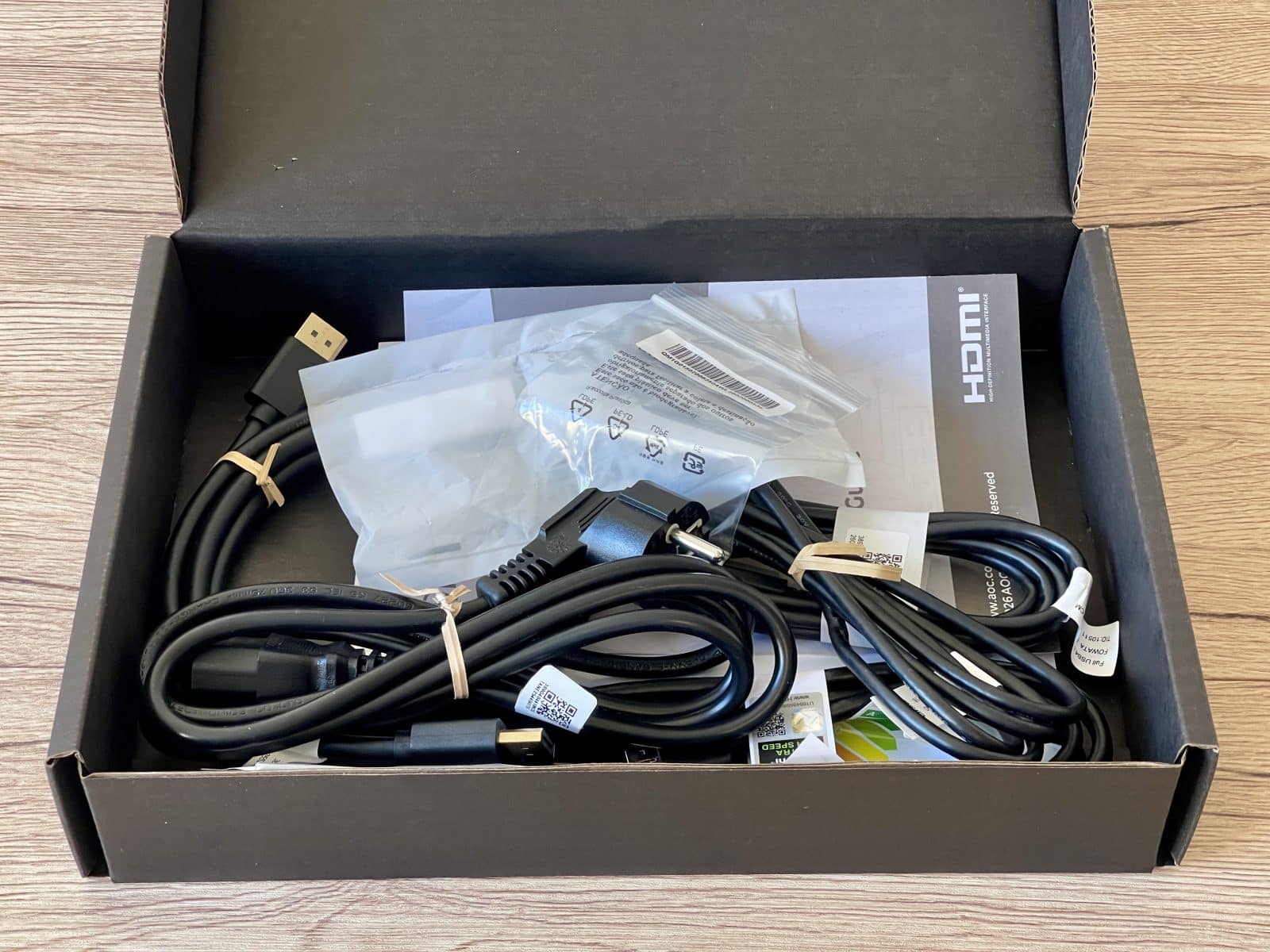 aoc-agon-pro-ag326uzd2-cables-fournis