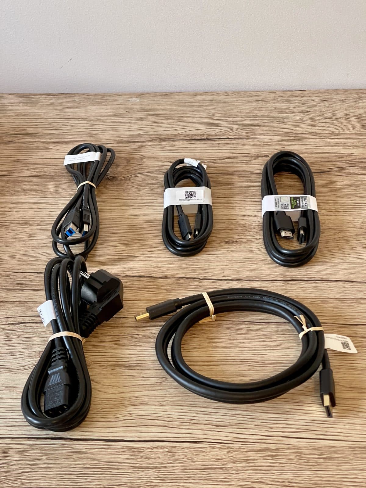 aoc-agon-pro-ag326uzd2-cables-fournis-deballage