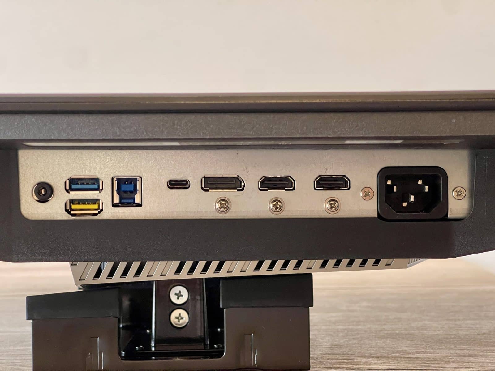 aoc-agon-pro-ag326uzd2-connectiques