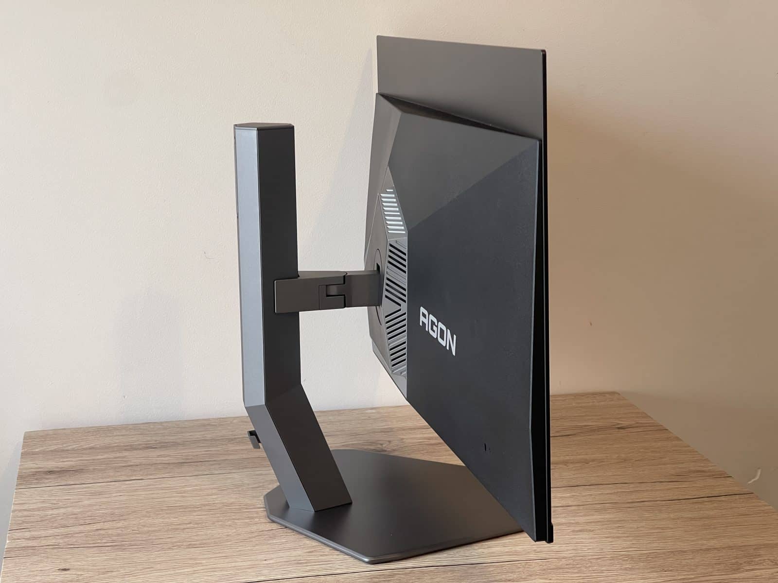 aoc-agon-pro-ag326uzd2-trois-quart-ar