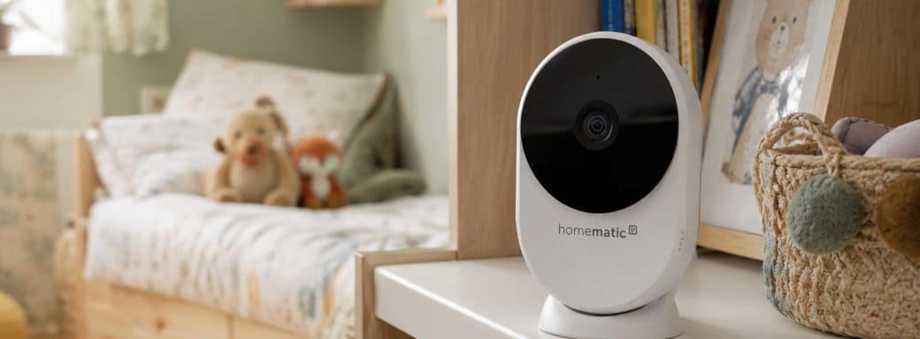 Caméra intérieure Homematic IP posée sur une étagère dans une chambre