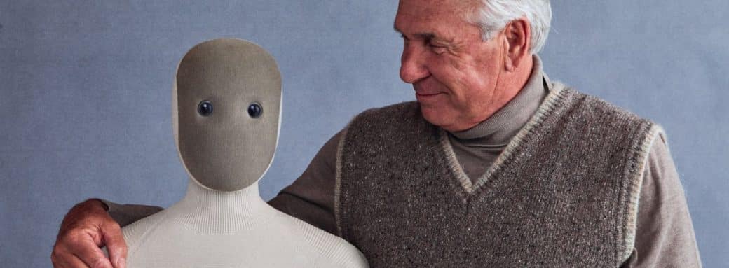 IA et robotique : le robot humanoïde domestique NEO de 1X aux côtés d'un homme
