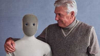 IA et robotique : le robot humanoïde domestique NEO de 1X aux côtés d'un homme
