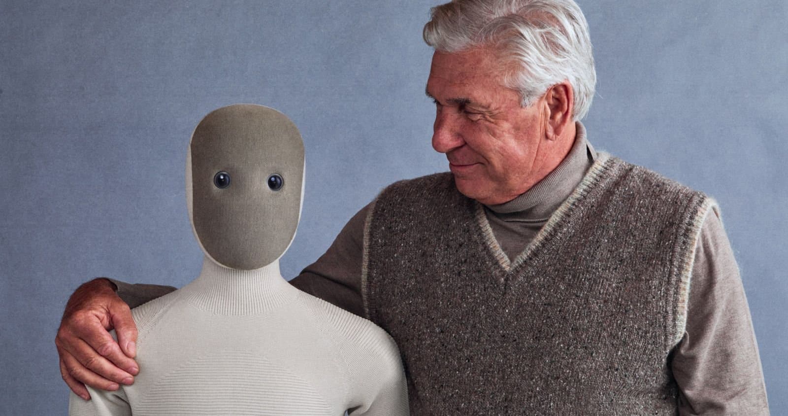 IA et robotique : le robot humanoïde domestique NEO de 1X aux côtés d'un homme