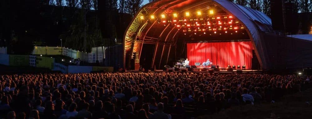 Scène du Sommergarten de l'IFA 2026 illuminée en rouge devant le public