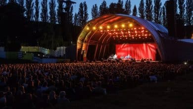 Scène du Sommergarten de l'IFA 2026 illuminée en rouge devant le public