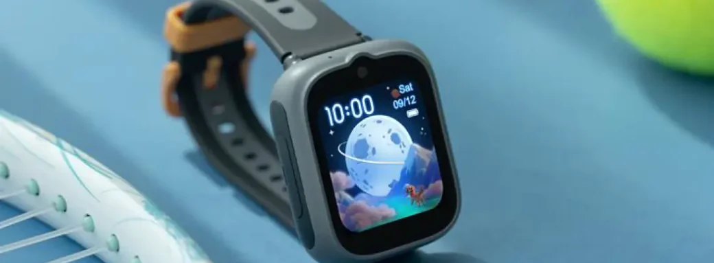Kids Watch Bouygues Telecom TCL MT48, montre connectée pour enfant posée sur un court de tennis