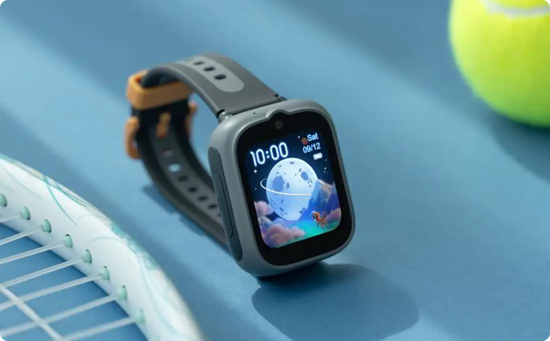 Kids Watch Bouygues Telecom TCL MT48, montre connectée pour enfant posée sur un court de tennis