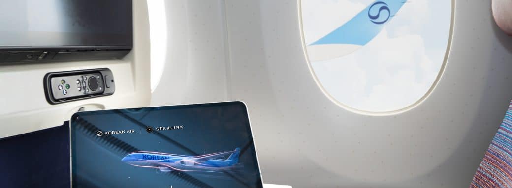 Tablette affichant le logo Korean Air x Starlink près d'un hublot en cabine