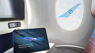 Tablette affichant le logo Korean Air x Starlink près d'un hublot en cabine
