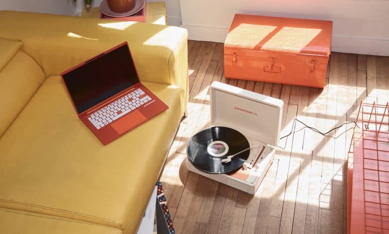 Packard Bell DotBook et DotLoop mis en scène dans un salon, gamme Tech it easy