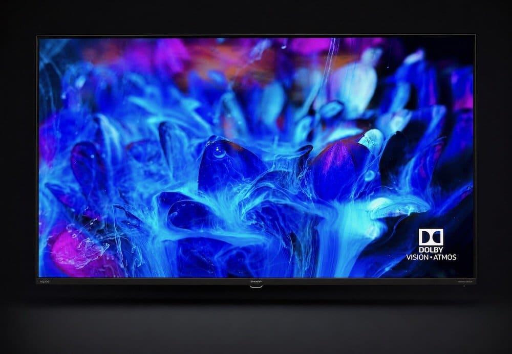Téléviseur Sharp JT8000 miniLED affichant une image Dolby Vision Atmos