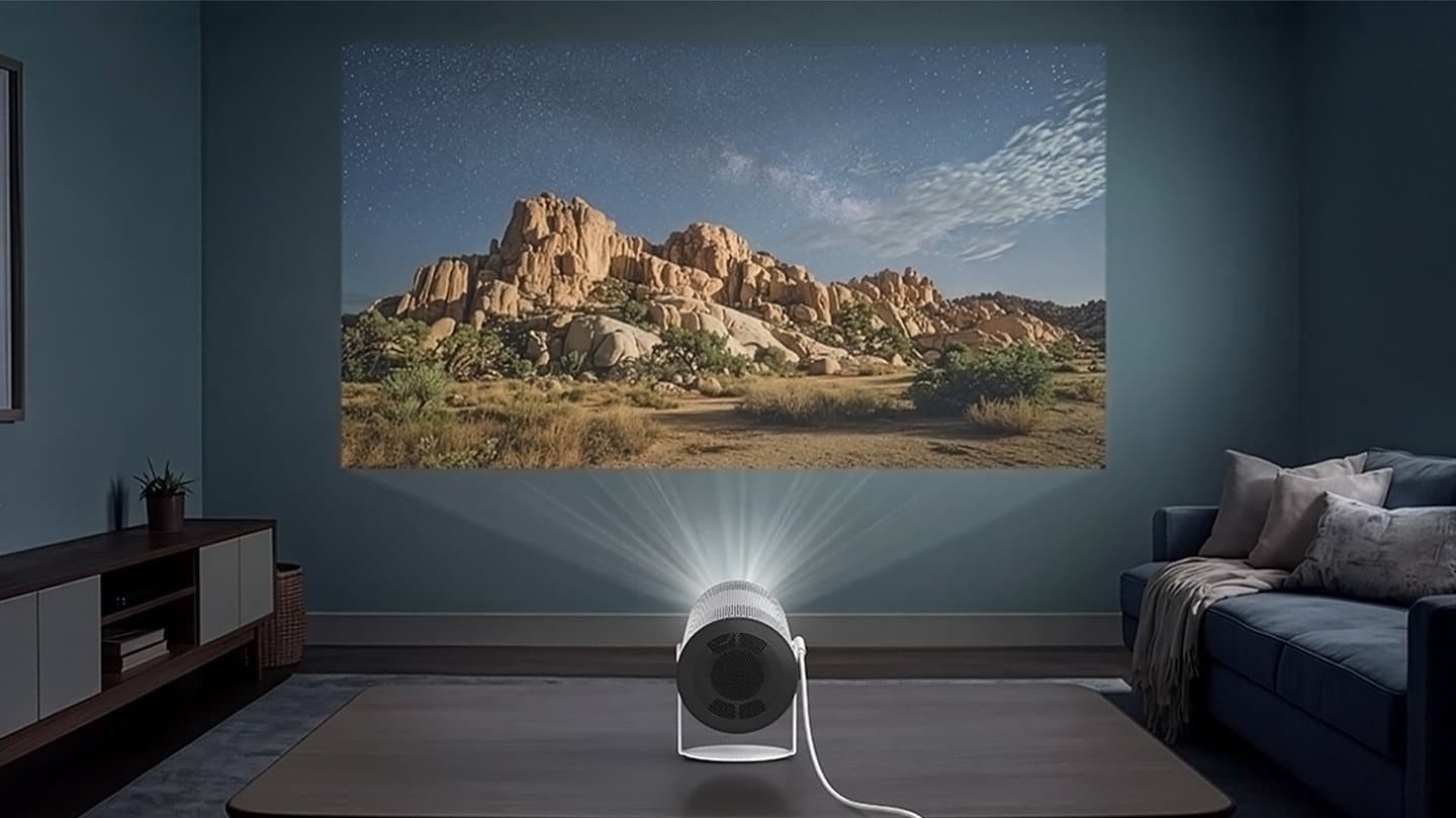 The Freestyle+ de Samsung projetant un paysage sur le mur d'un salon